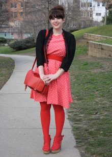 Rød kjole med små hvide polka prikker