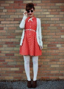 Rød kort kjole med hvite polka prikker
