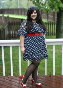 Blauwe polka-dot jurk met een rode riem en schoenen voor vol