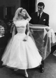 esküvői ruha Audrey Hepburn egy új íj stílusában