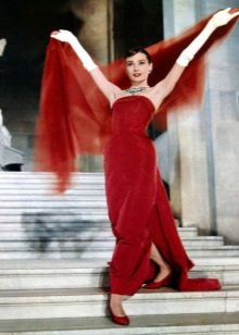 Raudona suknelė Audrey Hepber