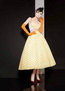 Keltainen mekko styleg-tyylissä