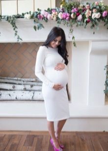 Rochie albă cu mânecă lungă pentru femeile însărcinate