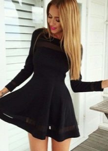 Zwarte jurk met een hoge taille met lange mouwen