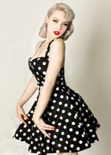 Sort kjole med hvide polka prikker i retro stil
