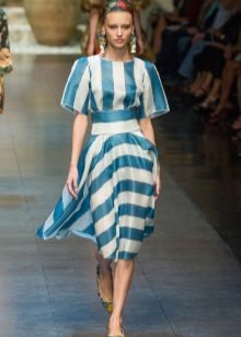 Middels lengde kjole i hvite og blå striper
