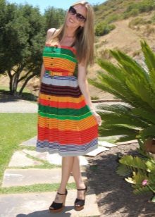 Een jurk in een brede veelkleurige strook