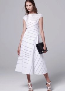 Stripet kjole i forskjellige retninger