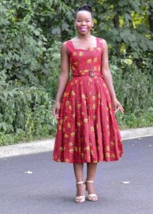 סנדלים על העקבים של השמלה בסגנון של 50s