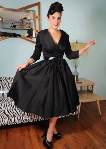 Vestido de cetim dos anos 50 com colar de abertura de cama