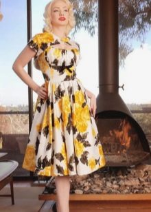 فستان ملون مع طباعة بأسلوب الخمسينيات