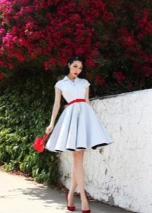 Fehér koktél ruha az 50-es évek stílusában, piros övvel
