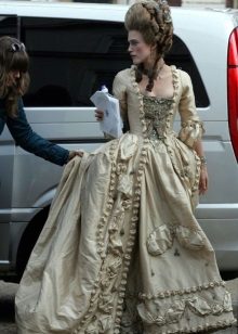 Barokní šaty se zlatou výšivkou