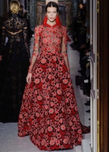 Barokk rød kjole med blomster