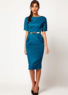 Blå kjole i stil med en ny bue med et blyantskjørt