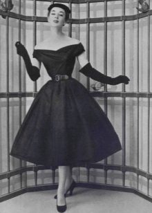 Yeni yay tarzında Christian Dior yaka yaka elbise