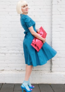 Bag-konvolutt til kjole i stil med en ny bue