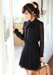 Gofruotas juodas suknelės marškinėliai