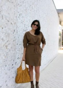 Casual brown dress na may libreng cut sa baywang