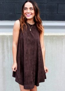 Afslappet brun kjole trapezformet stil