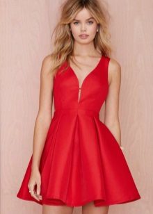 Raudona deganti suknelė
