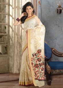 Prachtige sari met borduurwerk
