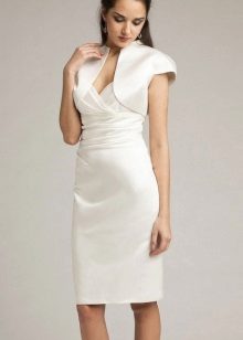 Строга обложка от сватбена рокля със средна дължина в комбинация с балеро