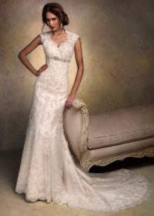 Сватбена рокля с висока талия и ремъци