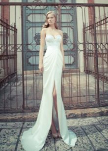 High-waisted wedding dress na may slit