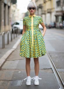Fiyonklu, sarı ve yeşil gençlik elbisesi