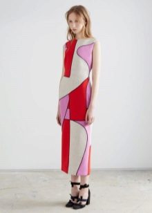 Suknelė su abstrakčiu modeliu