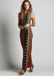 Kjole med etnisk print i brune toner