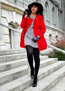 A ruha varrja a lábát egy piros kabátjával kombinálva