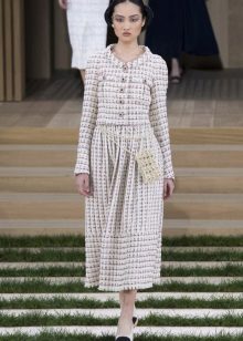 Tweed kjole fra Coco Chanel med ermer