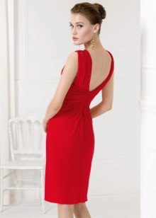 Vestido rojo con espalda abierta.