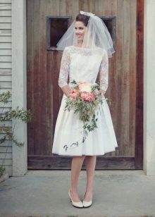 Bryllupskjole i stil med 60-tallet blonder og sateng