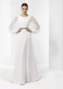 Vestido de novia sencillo con mangas anchas.
