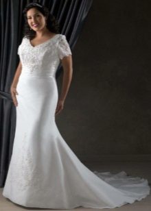 Wedding dress for the full with a train