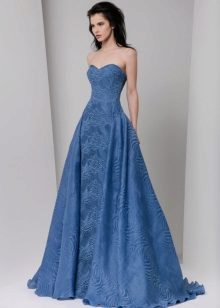 Įrengta suknelė yra mėlyna