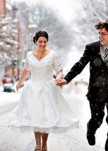 Zimowa krótka suknia ślubna