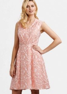 розова брокатна рокля