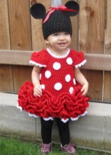 Vestido de crochet para niña con una falda esponjosa.