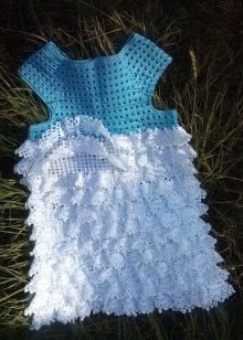 Elegante jurk wit en blauw met ruches voor meisjes van 4-5 jaar gehaakt
