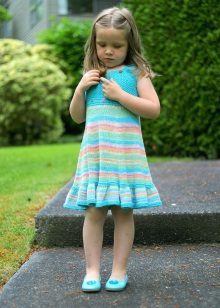 Vestido de malha para menina com tricô no verão