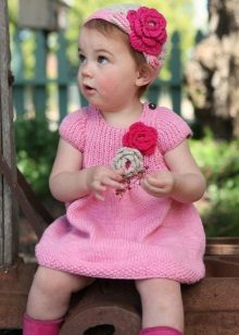 Neulottu mekko tytölle vaaleanpunaisilla neuloilla