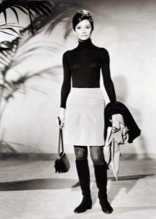 Audrey Hepburn i penna kjol