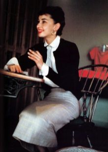 Audrey Hepburnová v sukni na tužky