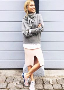 Blyant nederdel med en sweater