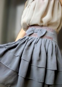 grå frynsede nederdel