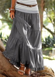 skirt abu-abu dengan baju tidur dan ruffles